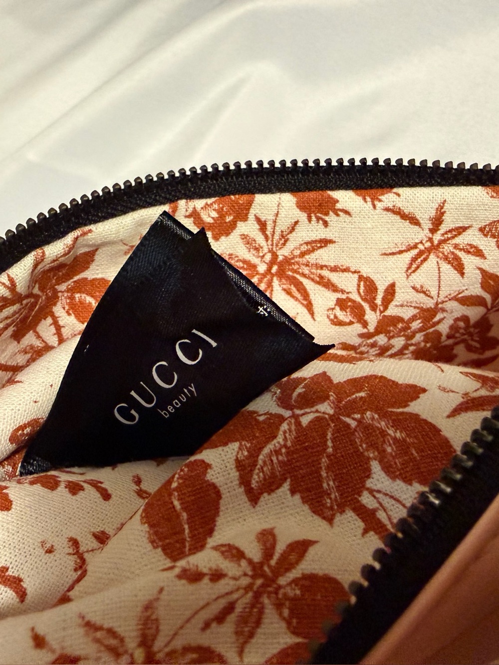 Gucci Bloom pink satin zippered pouch / cosmetic bag. New in box - Picture 5 of 10